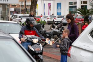 Crian&ccedil;as distribuem panfletos informativos de �conscientiza&ccedil;&atilde;o para um tr&acirc;nsito seguro�