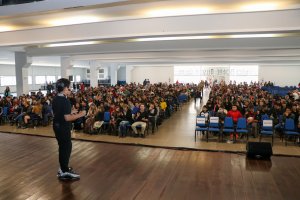 Mais de 1,8 mil alunos participam de palestra motivacional