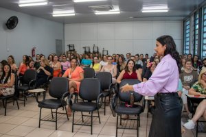 Servidoras da Secretaria de Educa&ccedil;&atilde;o participam de palestra