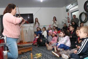 Crian&ccedil;as do CEIM Le&atilde;ozinho aprendem com atividades de musicaliza&ccedil;&atilde;o