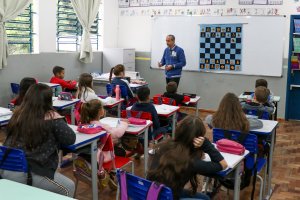 Estudantes da EBM Ol&iacute;mpio Correa Figueir&oacute; aprendem xadrez