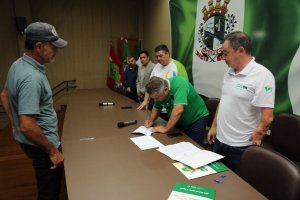 Prefeitura de Chapecó assina contratos de habitação com trinta famílias