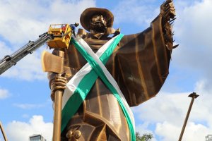 Prefeitura de Chapecó enfeita o monumento O Desbravador com as cores verde e branca