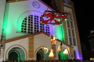 Luzes, Papai Noel em guindaste e show com Rionegro e Solim&otilde;es marcam abertura do Natal