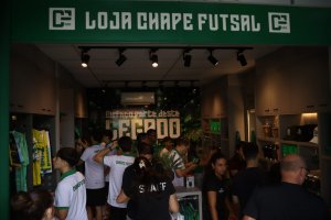 Chape Futsal inaugura loja e estende associa&ccedil;&atilde;o a pre&ccedil;o especial