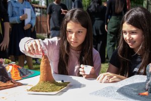 Estudantes do 7&ordm; ano da EBM Jacob Gisi aprendem sobre vulc&otilde;es e din&acirc;mica da Terra