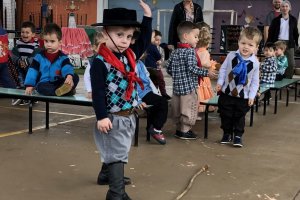 Tradi&ccedil;&atilde;o ga&uacute;cha &eacute; festejada em escolas de Chapec&oacute;