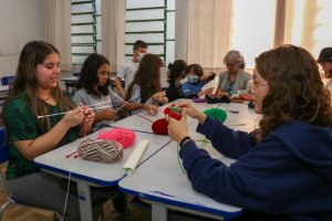 Fios de amor: alunos produzem mantas com t&eacute;cnicas de tric&ocirc; para doarem para colegas carentes