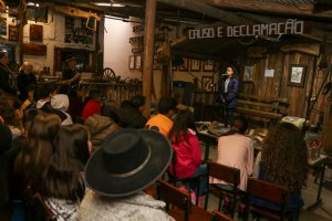 Estudantes trabalham sobre o tropeirismo por meio da poesia