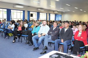 Jovens de Chapecó participam de atividade de preparação para o mercado de trabalho