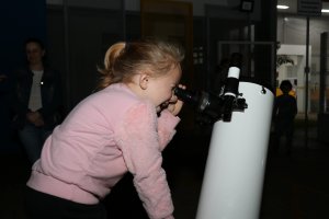 Observa&ccedil;&atilde;o da Lua com telesc&oacute;pio encanta comunidade escolar