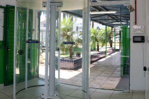 Chapec&oacute; instala portas com detectores de metais em cinco escolas