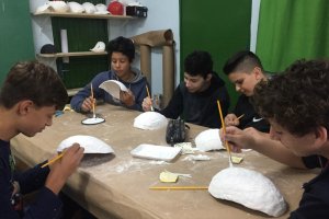 M&aacute;scaras ensinam arte ind&iacute;genas para alunos 