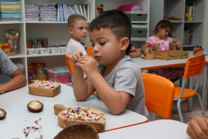 Crian&ccedil;as do CEIM Saberes da Inf&acirc;ncia planejam o pr&oacute;prio neg&oacute;cio