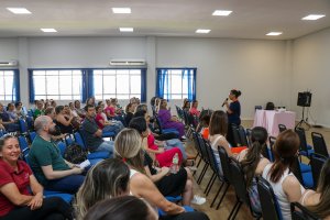 Secretaria de Educa&ccedil;&atilde;o realiza forma&ccedil;&atilde;o sobre escuta ativa