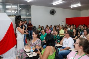 Funcion&aacute;rias da Secretaria de Educa&ccedil;&atilde;o recebem homenagem