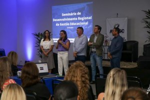 Gestores da Rede Municipal de Ensino participam de Semin&aacute;rio da AMOSC