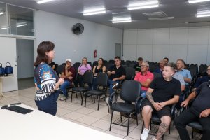 Secretaria de Educa&ccedil;&atilde;o realiza reuni&atilde;o com motoristas do transporte escolar