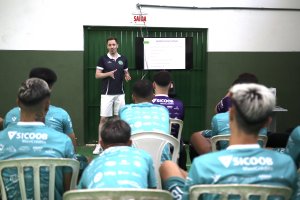 Jogadores da Chape Futsal assistem &agrave; palestra sobre nutri&ccedil;&atilde;o