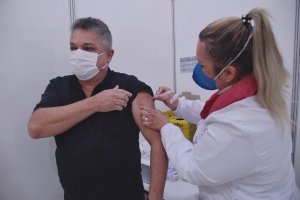 Prefeito recebe vacina e incentiva a imunização