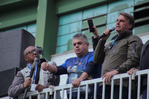 Presidente encerra passagem por Chapecó com passeio de moto até Xanxerê