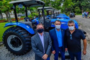 Prefeito participa de entrega de tratores na Secretaria de Estado da Agricultura