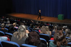 Em palestra para pais, Juiz exalta papel da fam&iacute;lia 