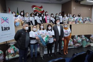 Campanha Cobertor Solidário da Rede Laço aquece 500 famílias de Chapecó