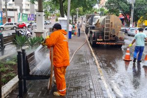 Prefeitura faz limpeza da avenida Get&uacute;lio Vargas