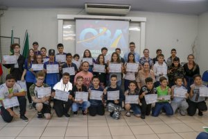 Alunos recebem medalhas pela participa&ccedil;&atilde;o em Olimp&iacute;ada 