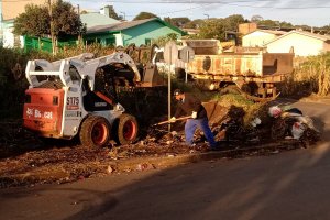 Mutir&atilde;o de limpeza mobiliza moradores do bairro Pinheirinho