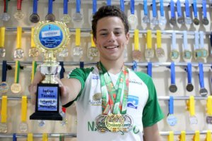 Nadador chapecoense treina forte e mira travessia de It&aacute;