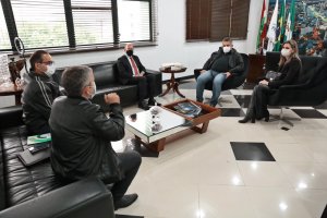 Prefeito recebe representantes do CRMV e Nucleovet