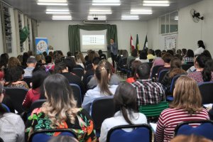 Profissionais da Educa&ccedil;&atilde;o de Chapec&oacute; participam de palestra 