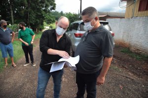 Em visita a obras prefeito pede projeto para abertura da avenida Get&uacute;lio Vargas