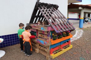 Crianças aprendem colorindo e usando material reciclado