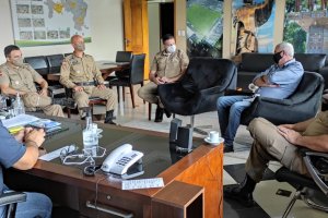 Reuni&atilde;o sobre Seguran&ccedil;a P&uacute;blica no gabinete do prefeito