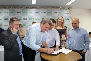 Governador assina convênio para contorno viário Extremo Oeste