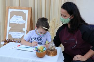 CEIM Criança Feliz realiza atividade de confecção de livros