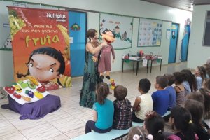 Conta&ccedil;&atilde;o de hist&oacute;ria incentiva o consumo de frutas nas escolas de Chapec&oacute; 
