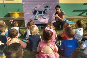 Crianças aprendem sobre os animais em CEIM