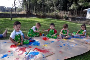 Crian&ccedil;as aprendem as cores e desenvolvem potencialidades