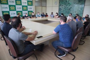 Administração faz reunião com transportadores escolares