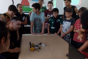 Alunos apresentam trabalhos de robótica
