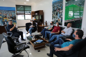 Prefeito recebe lideran&ccedil;as comunit&aacute;rias do bairro Santa Maria