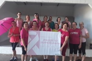 Alunos do projeto Superidade realizam atividade sobre o Outubro Rosa
