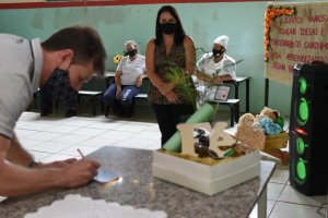 Escola compra 115 camisetas com doação de jogador