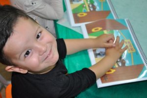 Alunos participam de tarde de aut&oacute;grafos e entrega de livros