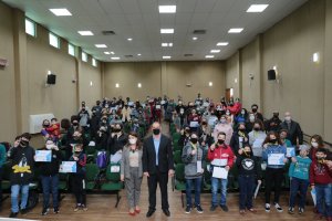 Secretaria de Educação realiza entrega de medalhas para 57 alunos