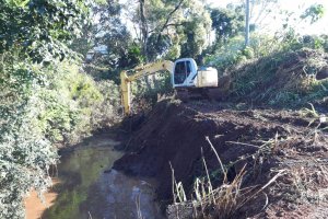 Limpeza em riacho &eacute; realizada no bairro L&iacute;der